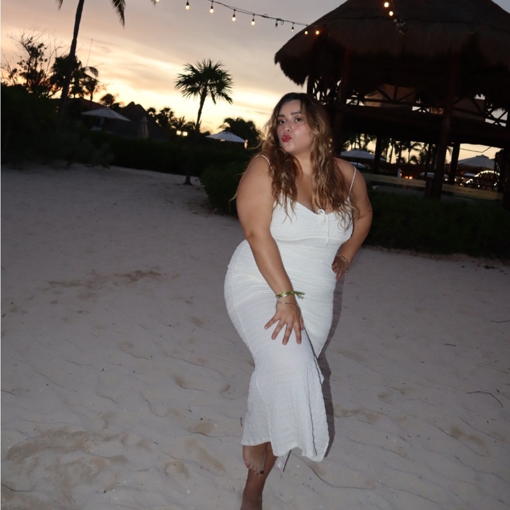 Selling a white dress only wore it once size (L)